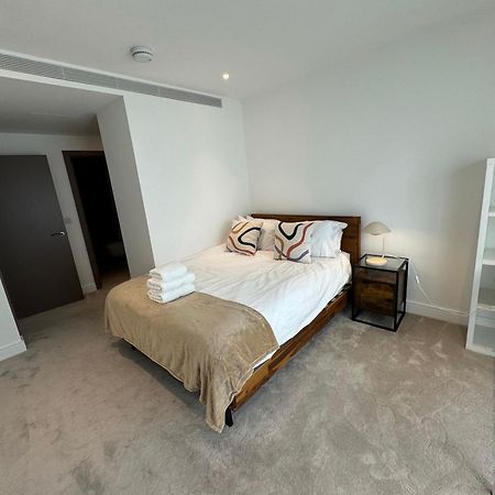 New 2 Bedroom, 2 Bathroom Flat In Fulham Londen Buitenkant foto