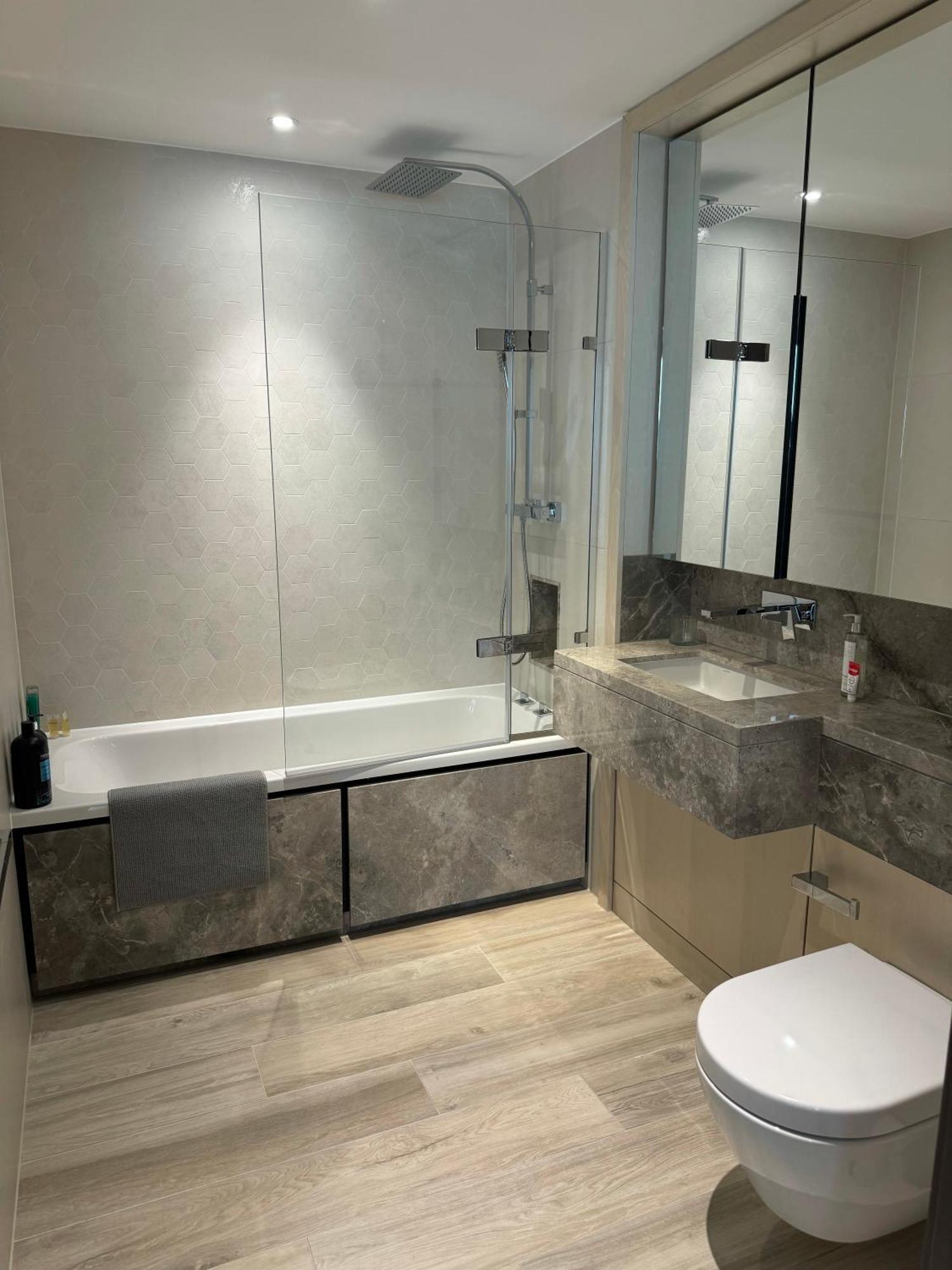 New 2 Bedroom, 2 Bathroom Flat In Fulham Londen Buitenkant foto