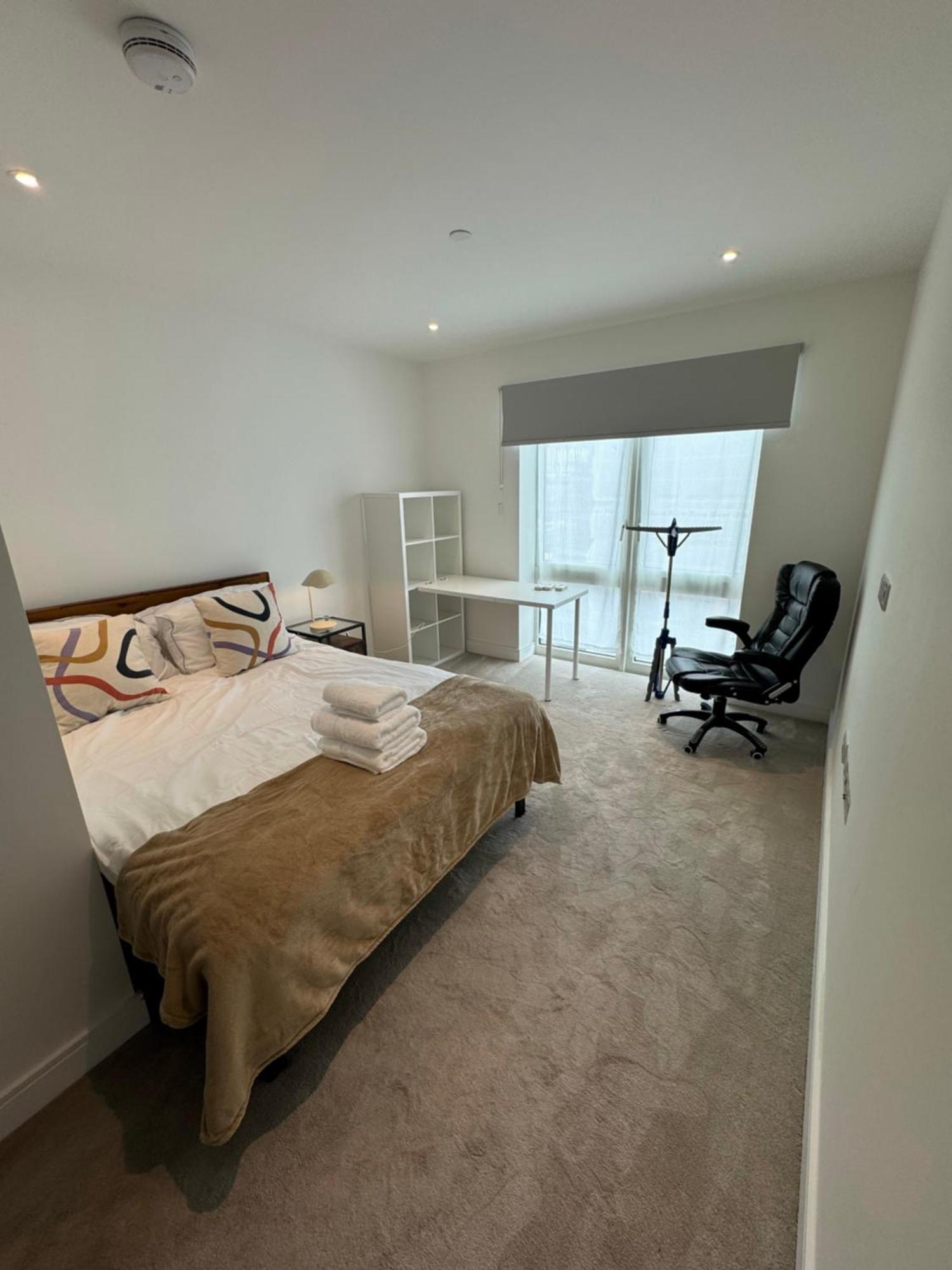 New 2 Bedroom, 2 Bathroom Flat In Fulham Londen Buitenkant foto