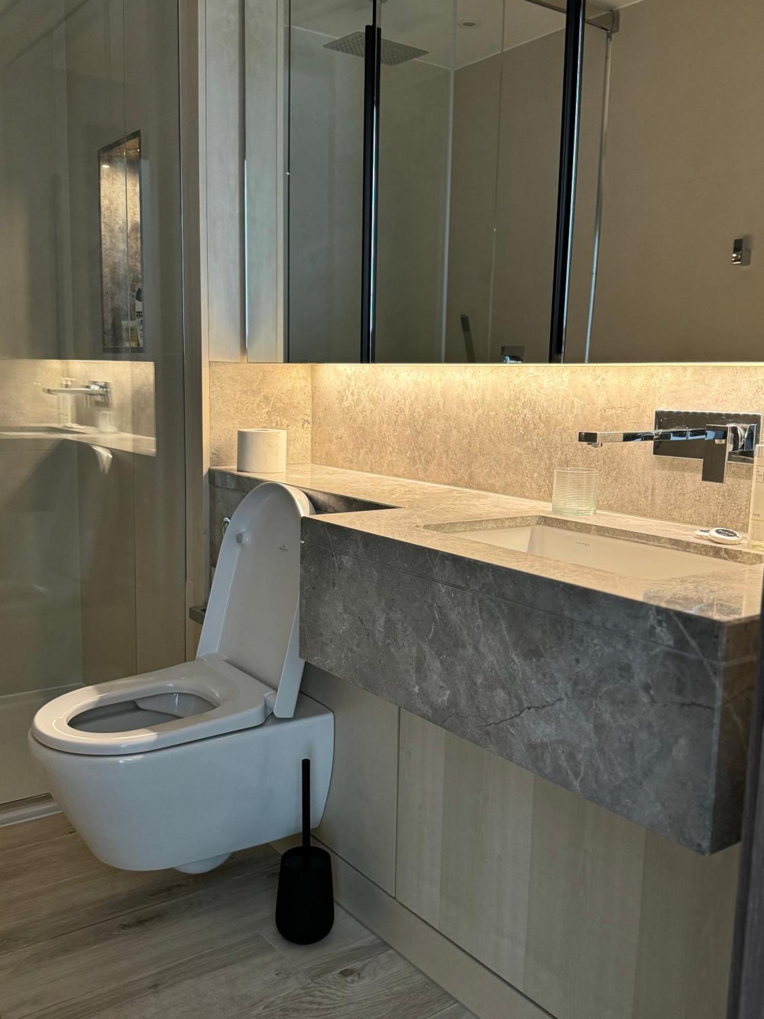 New 2 Bedroom, 2 Bathroom Flat In Fulham Londen Buitenkant foto
